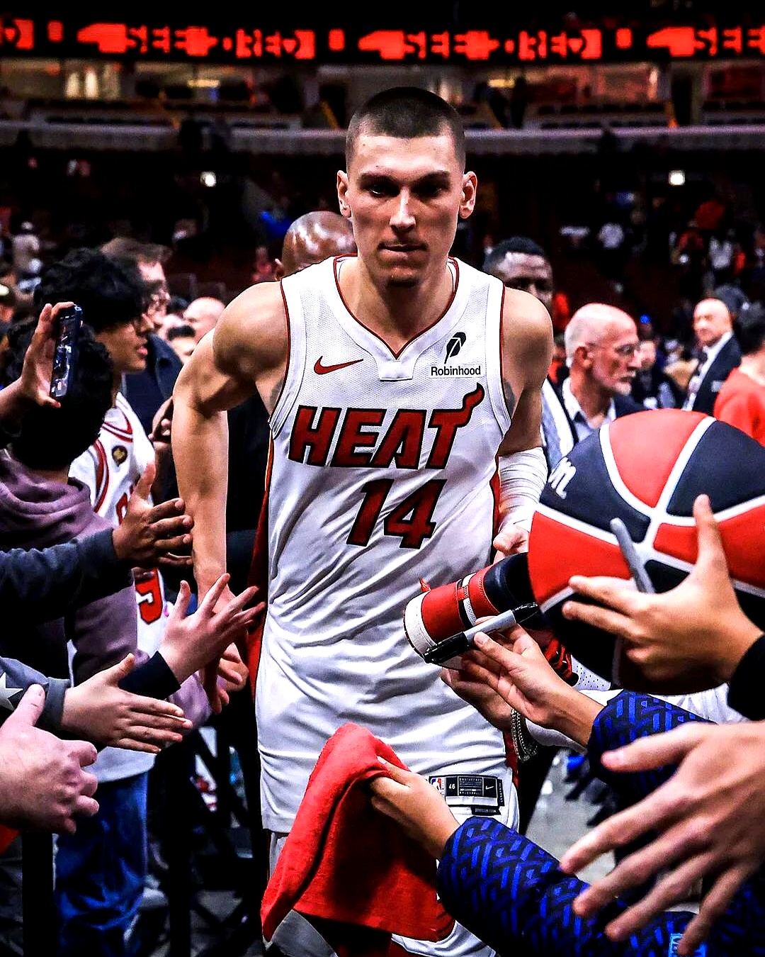 热火B队完胜巴西男篮,戈贝尔统治全场 热火B队完胜巴西男篮,戈贝尔统治全场