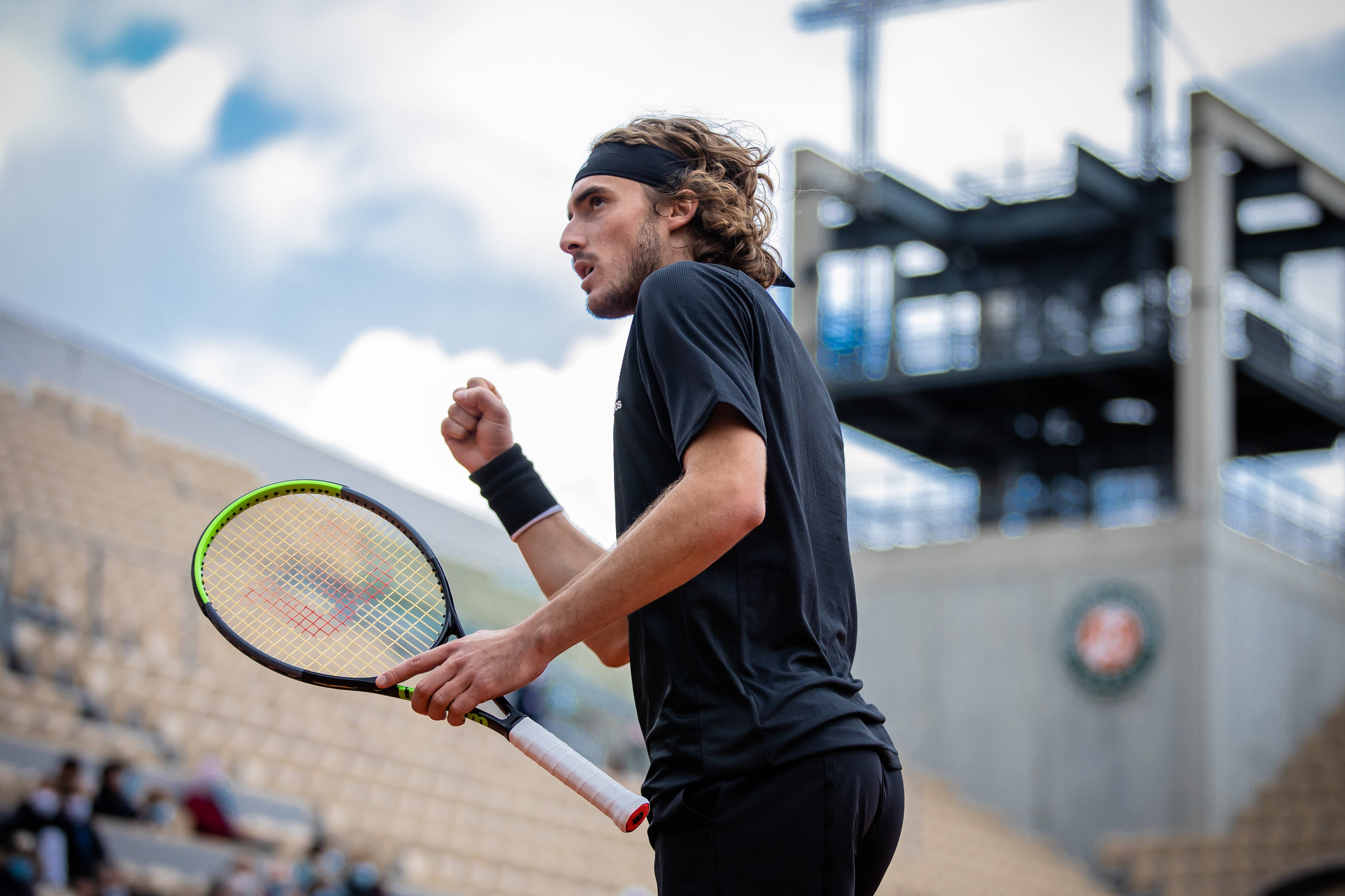 包含德国网球队绝杀英国网球队，西西帕斯绝境逆转的词条