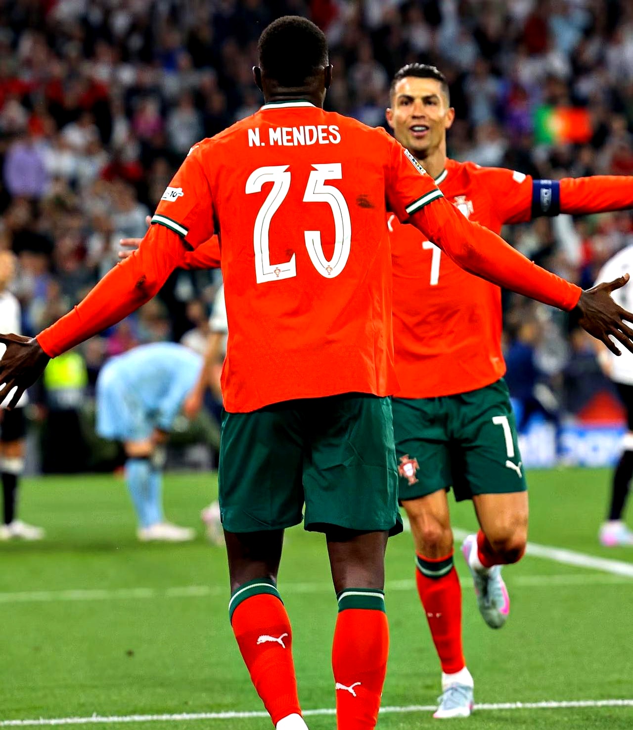 包含摩纳哥前锋连续进球，成为球队得分王的词条