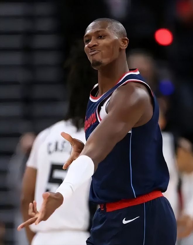 快船队外线射手连续命中关键三分的简单介绍 快船队外线射手连续命中关键三分的简单介绍