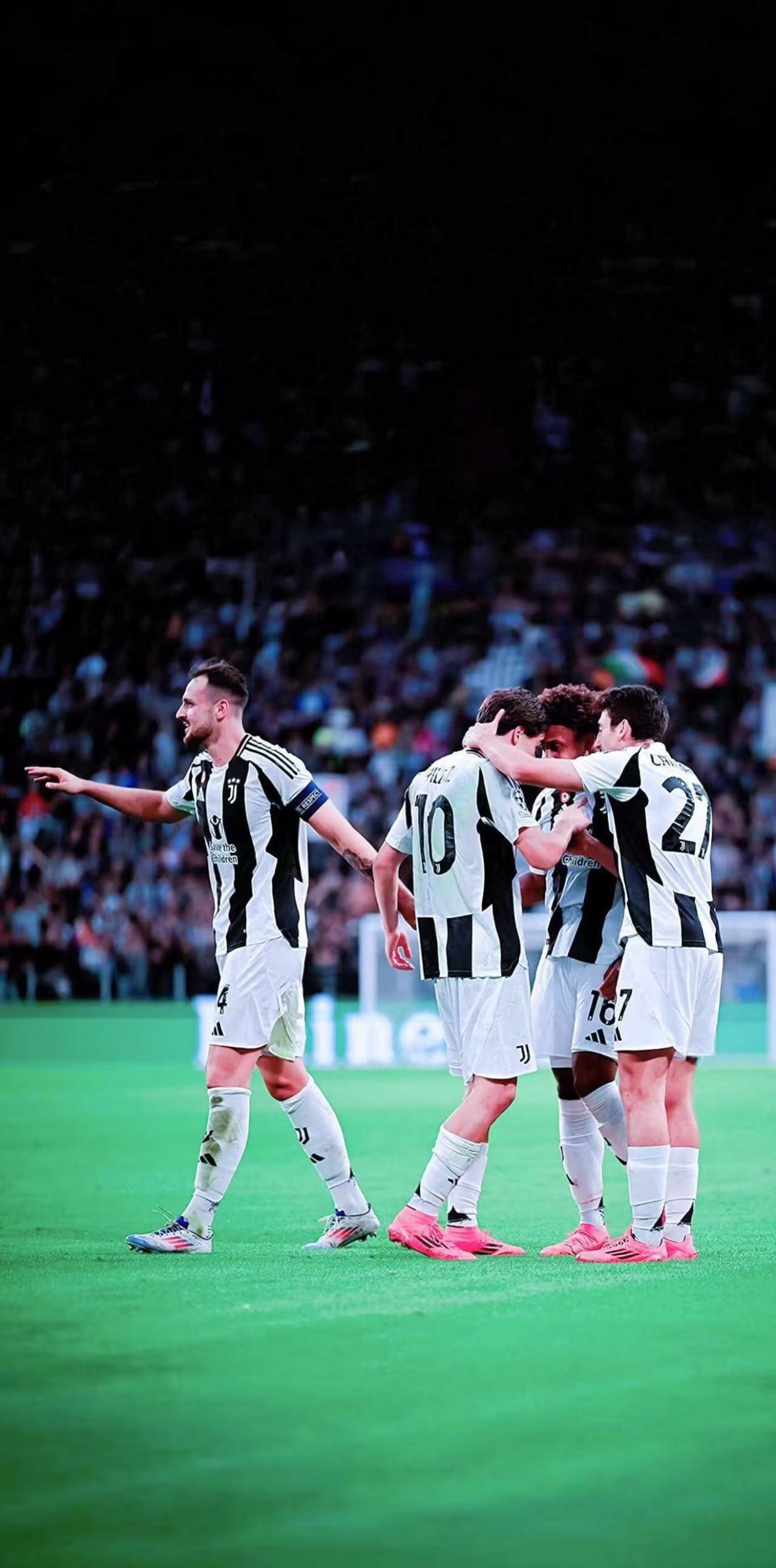 包含顶级国际体育联赛比赛激烈展开，各队势均力敌的词条