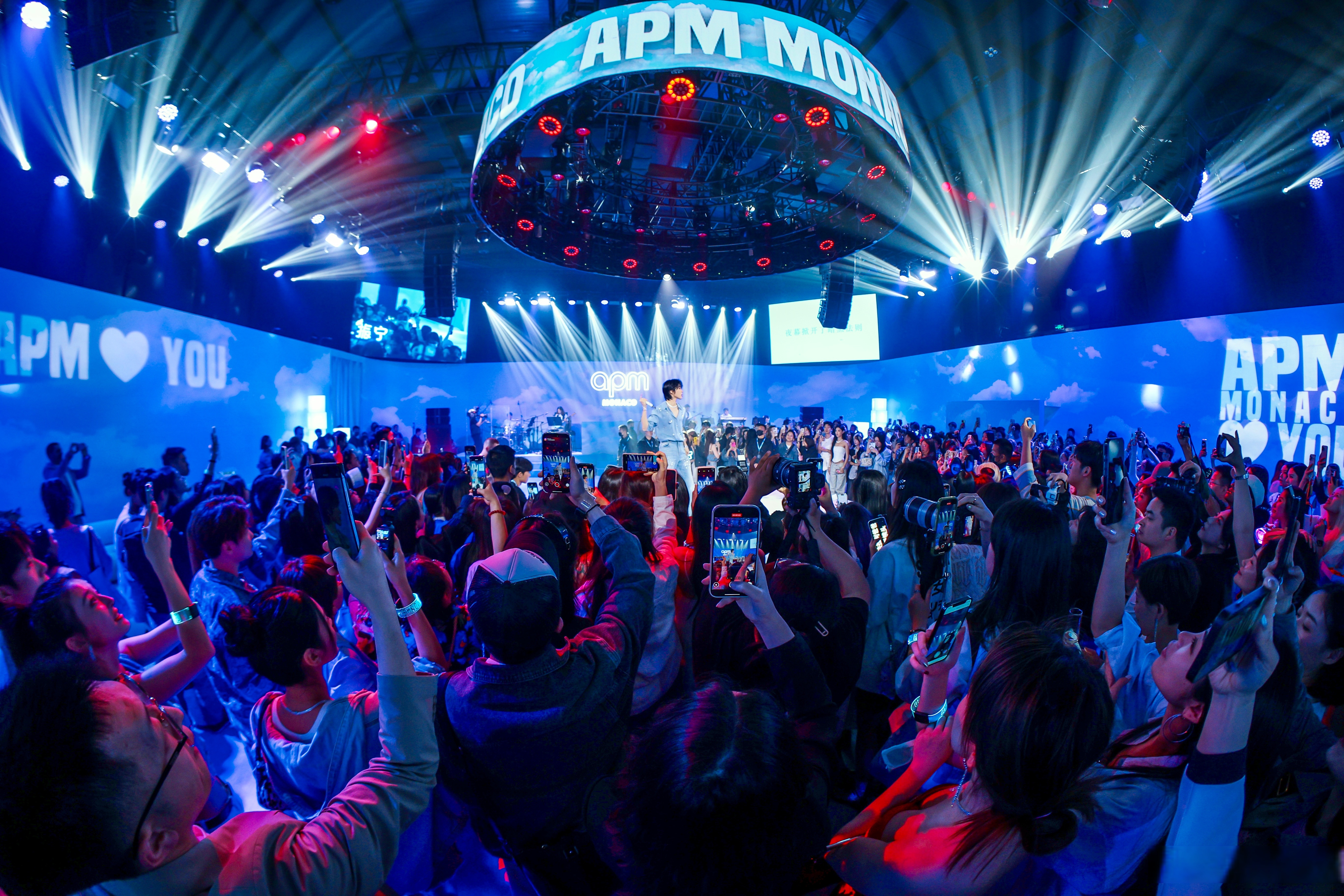 欧预赛现场直播：现场气氛火爆观众热情高涨