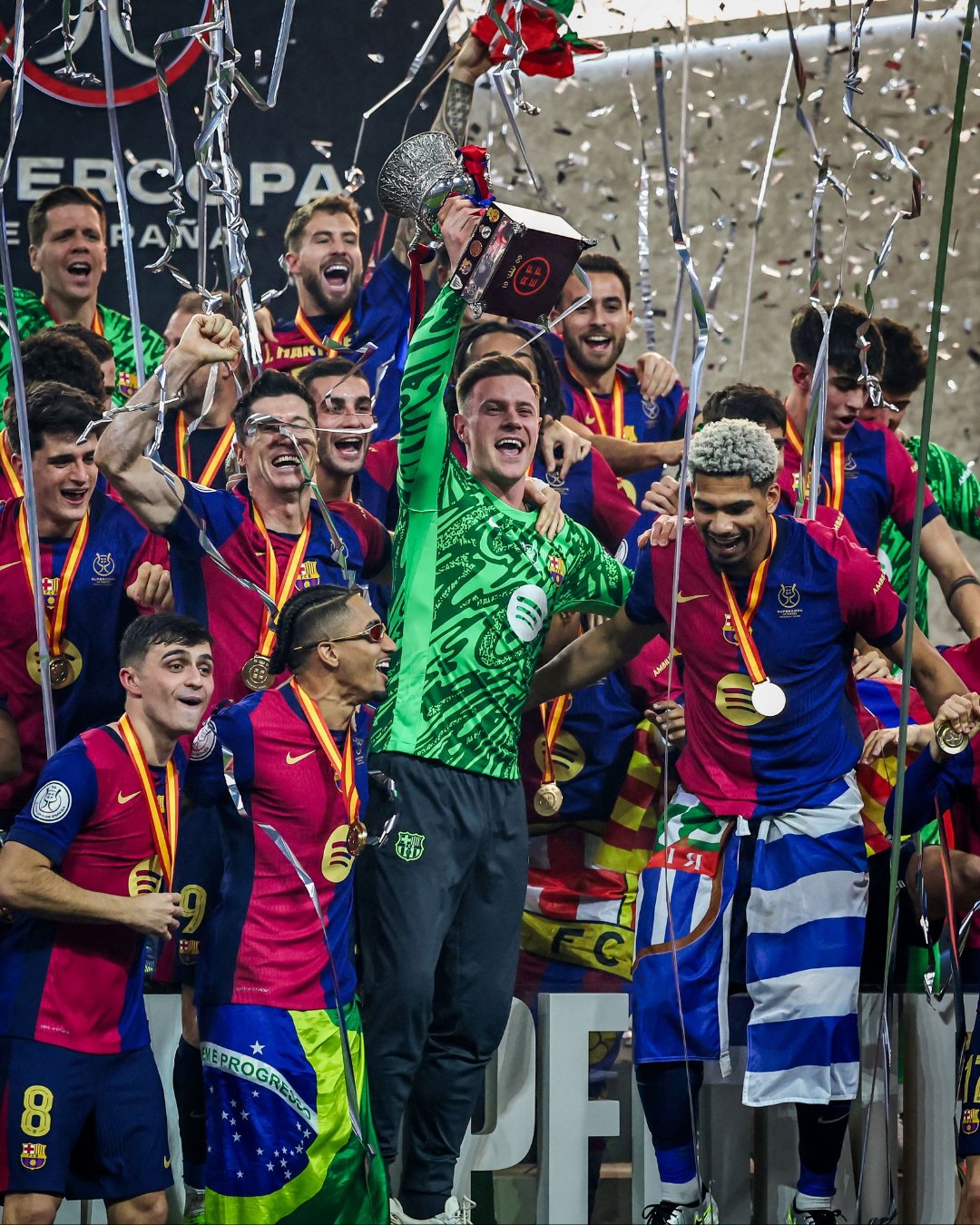 包含汉堡球员连续进球，带领球队取得胜利的词条