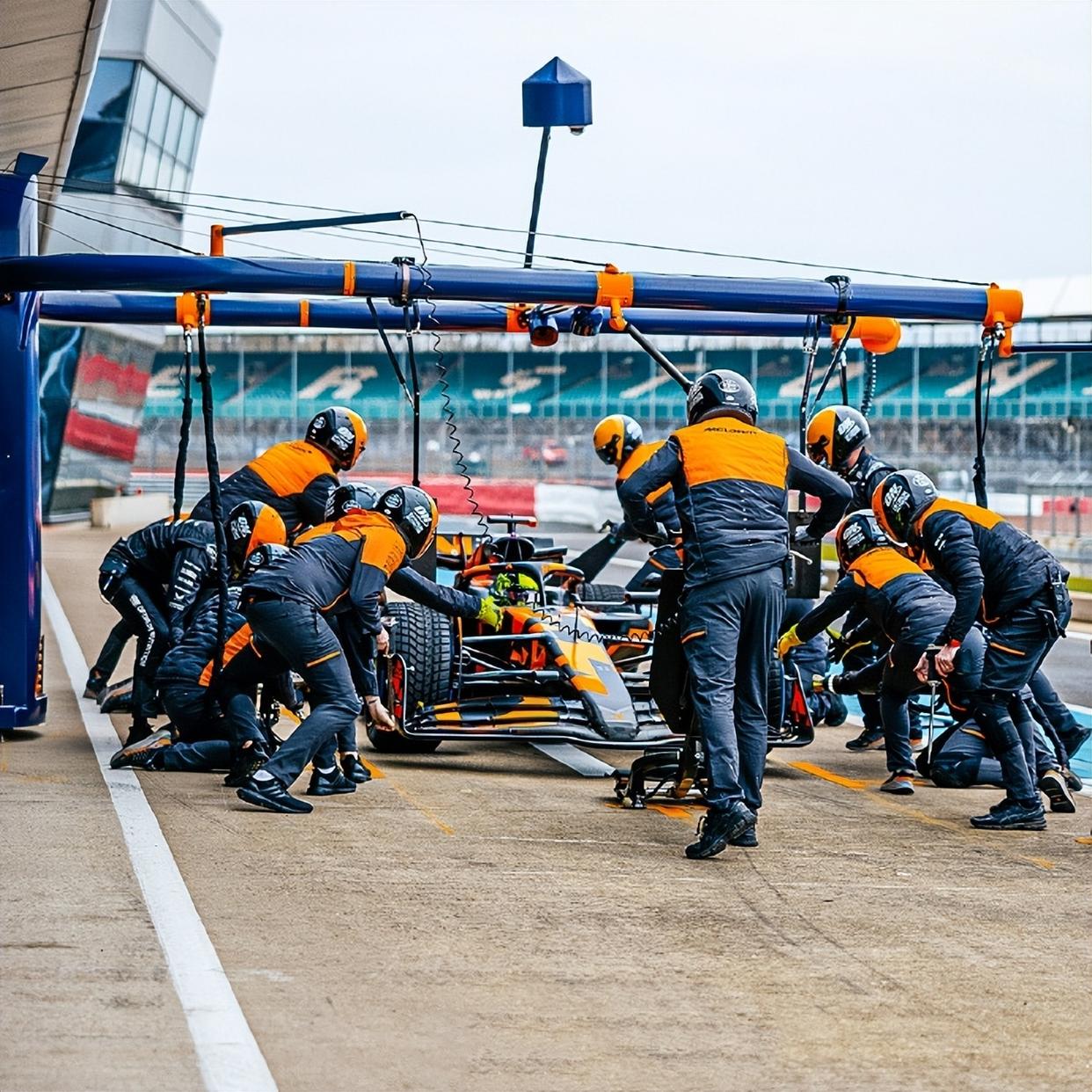 梅赛德斯逆转索伯车队，维斯塔潘扛起全队的简单介绍