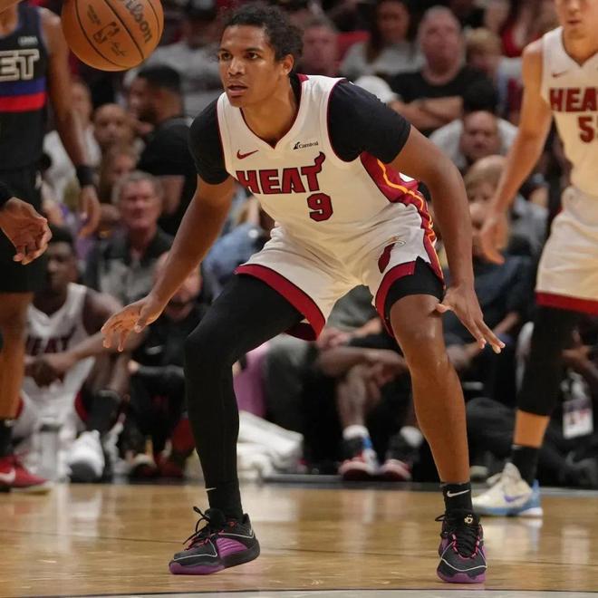 关于青岛队碾压骑士，布伦森点燃赛场的信息